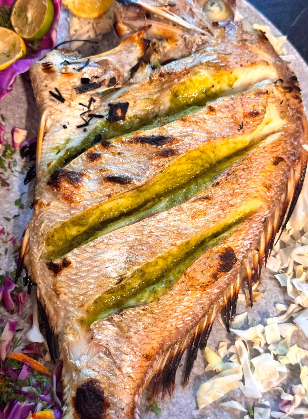 سمك مشوي بحشوة خضراء